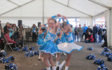 Groupe des moyennes pompons majorettes bleus et argentés