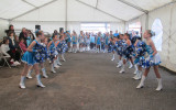 Groupe des moyennes pompons majorettes bleus et argentés