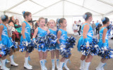 Groupe des moyennes pompons majorettes bleus et argentés