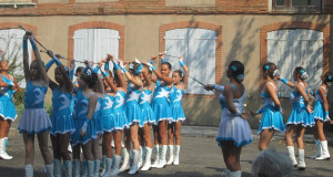 entrée de tout le groupe des majorettes de caussade